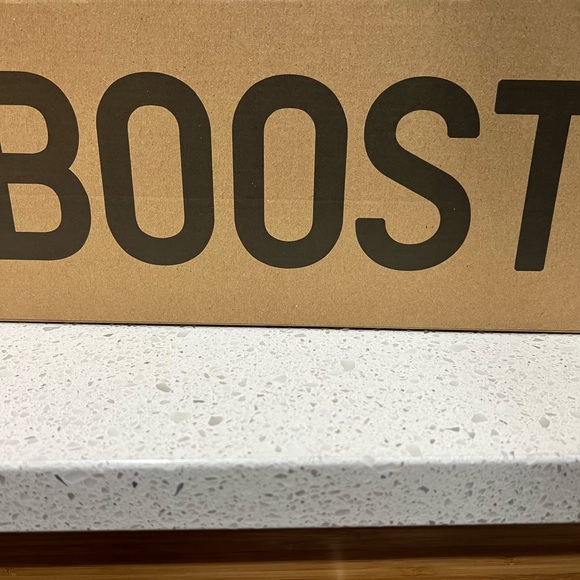 BRAND NEW Yeezy Boost 700 MVN - Picture 3 of 6